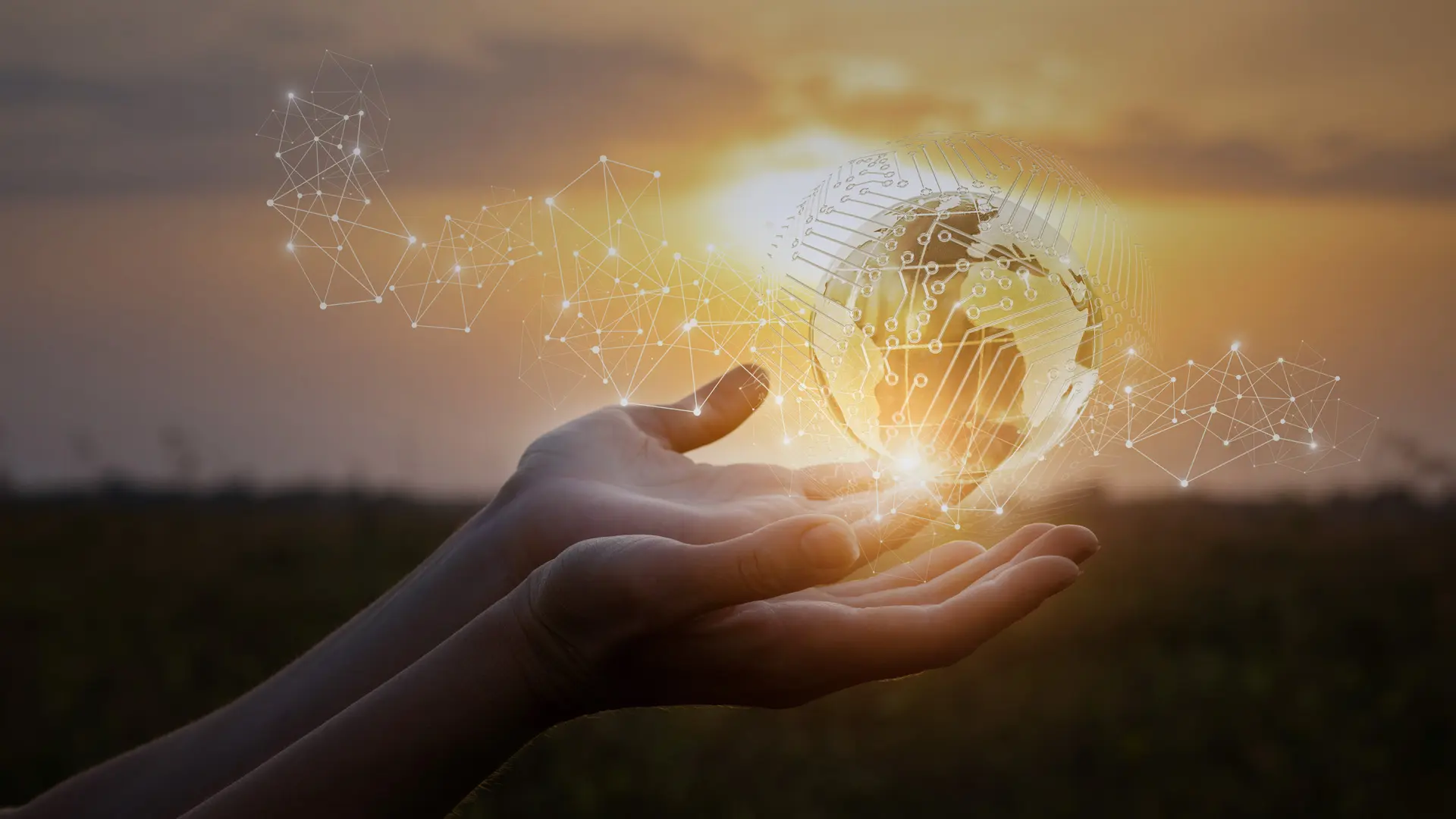 Manos sosteniendo un holograma digital del mundo con conexiones tecnológicas, simbolizando ciberseguridad y protección de datos. La imagen acompaña una advertencia de Seguros Confianza, informando que nunca solicitará datos sensibles como claves o números de tarjeta a través de links en correos o SMS.
