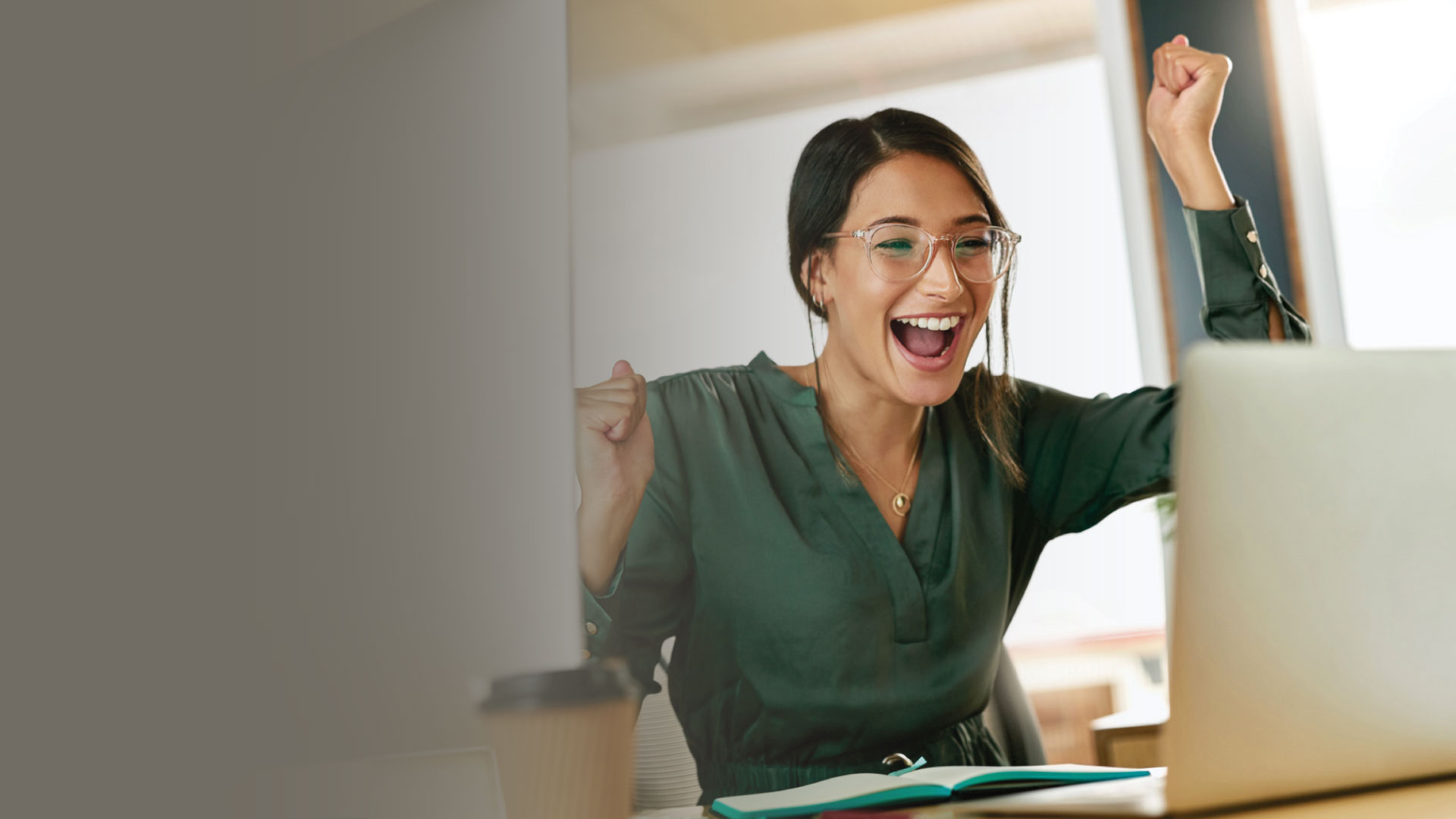 Mujer en una laptop consultado la plataforma Confiya de Seguros Confianza