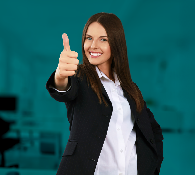 Asesora sonriendo y sosteniendo una carpeta